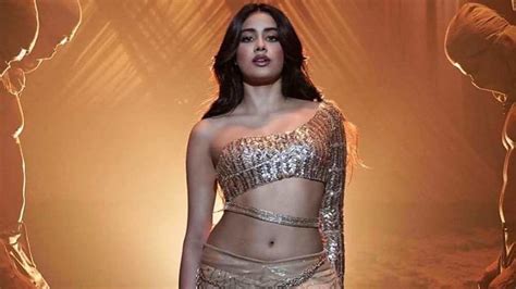 Janhvi Kapoor stuns in golden Manish Malhotra ensemble in Roohi's ...