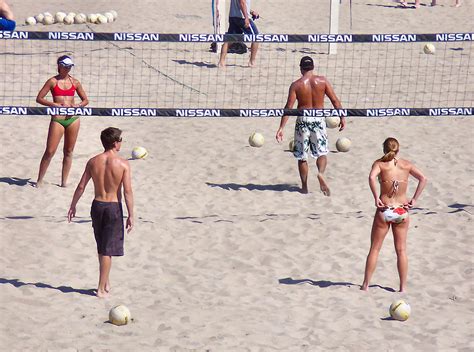 File:Beach volleyball-Huntington Beach-California 3.jpg - Wikimedia Commons