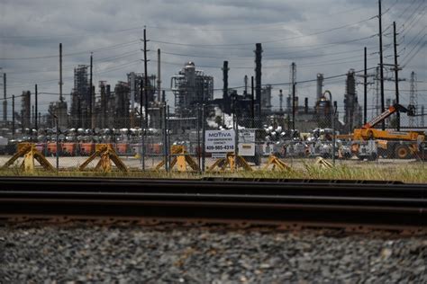 Biggest Oil Refineries in U.S. Are Going Dark Amid the Cold - Bloomberg