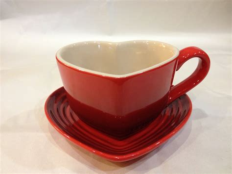 Le Creuset Stoneware Heart Mug and Tray Set Cherry Red | Geschirr