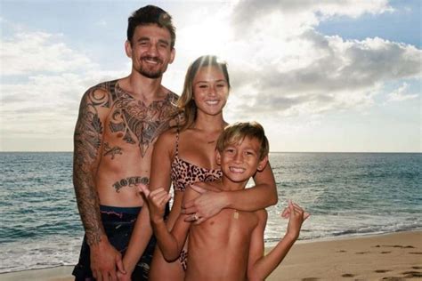 Max Holloway is Married to Wife: Alessa Quizon. Kids: Rush. – wifebio.com