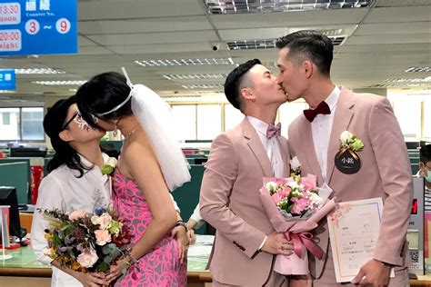 Same-sex couples start registering marriages in Taiwan