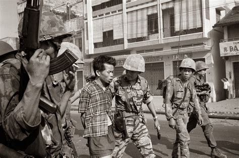 Saigon execution: Murder of a Vietcong by Saigon Police Chief, 1968 - Rare Historical Photos