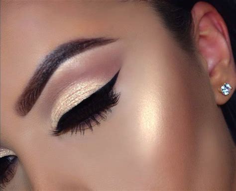 Shimmery gold cat eye makeup Hazel Eye Makeup, Cat Eye Makeup, Eye ...