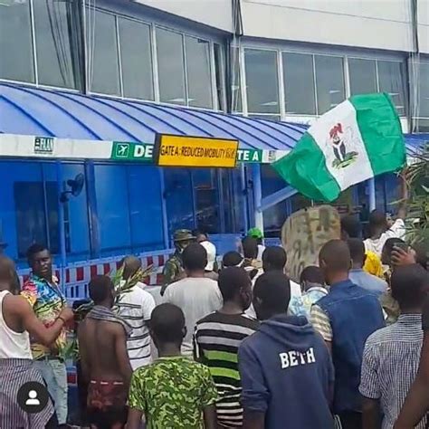 EndSARS Protesters Storm Lagos Airport. (photos, video) - Politics ...