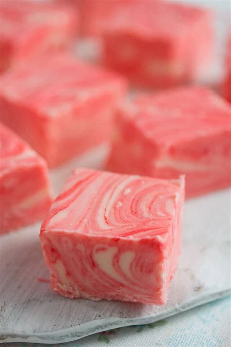 Strawberry Fudge Recipe with Marshmallow Fluff | Marshmallow fluff recipes, Strawberry fudge ...