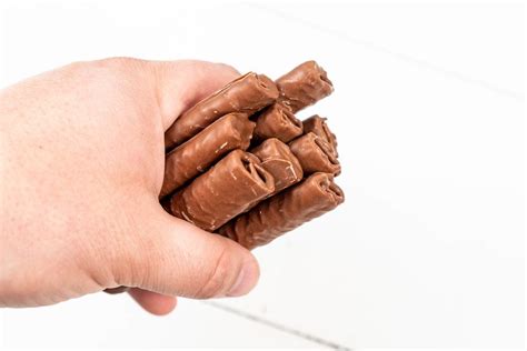 Chocolate Bars in the hand above white background - Creative Commons Bilder