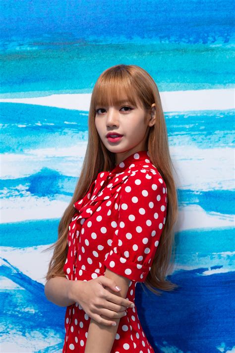 10 Fashion Moments That Prove Blackpink’s Lisa Manoban Has A Style ...