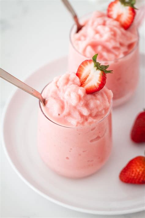 5-Minute Strawberry Cheesecake Frozen Yogurt - Easy and creamy, satisfy ...