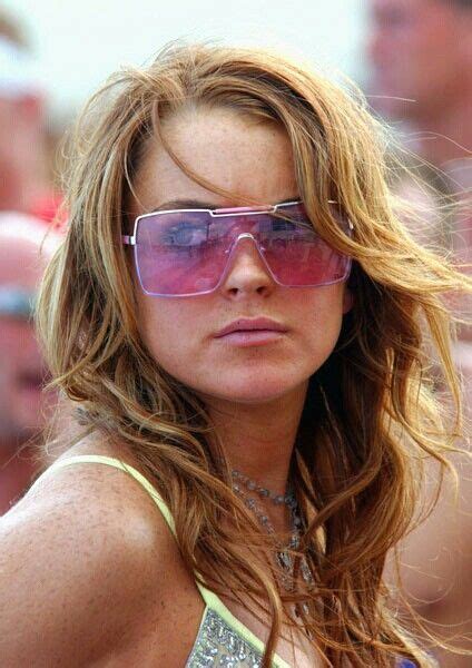 Lindsay Lohan 2004 | Pink Tinted Colored Sunglasses #2000's Fashion | Lindsay lohan, 2000s ...