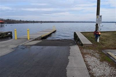 Lake Waccamaw Canal Cove Boating Ramp, Lake Waccamaw, NC, USA - Boat ...