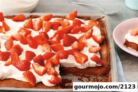 Quick Chocolate Strawberry Cake with Yogurt | Gourmojo