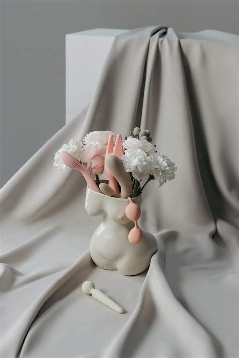 White and Pink Roses in White Ceramic Vase · Free Stock Photo
