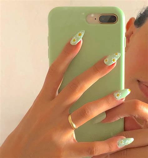 Nail art #nailart #daisy #nail #aesthetic #softgirl | Simple acrylic nails, Minimalist nails ...