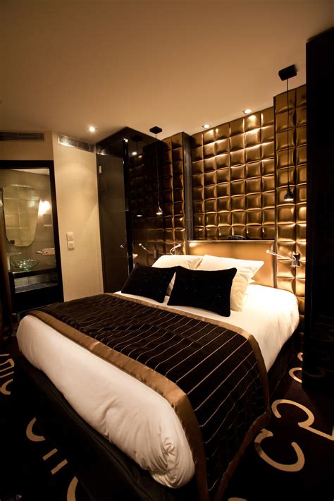 15 Luxurious Black and Gold Bedrooms