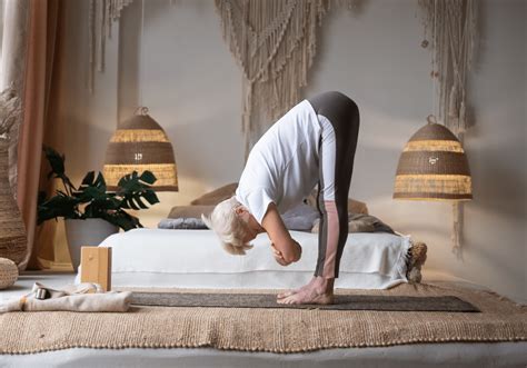 Uttanasana: the ultimate blues-busting asana | Om Yoga Magazine