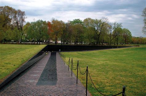 Vietnam Veterans Memorial [Maya Lin] | Sartle - See Art Differently