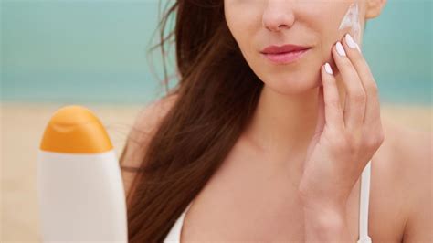 People Skimp on Sunscreen on the Eyelids, Research Finds | Allure