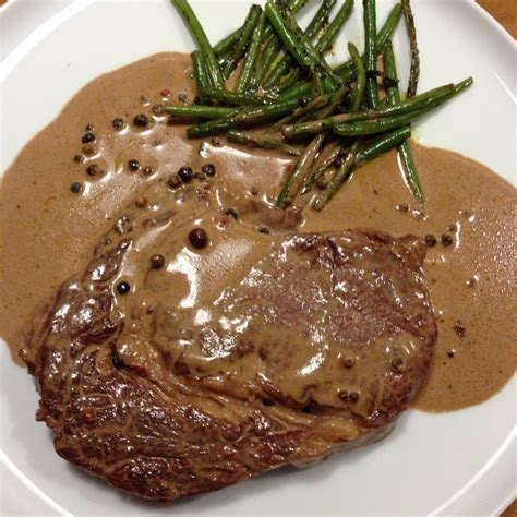 Rib-Eye-Steak Mit Pfeffer-Cognac-Sahne-Sauce Und Grünen Bo… | Flickr