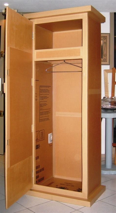 Armoire en carton | Diy cardboard furniture, Cardboard furniture design ...