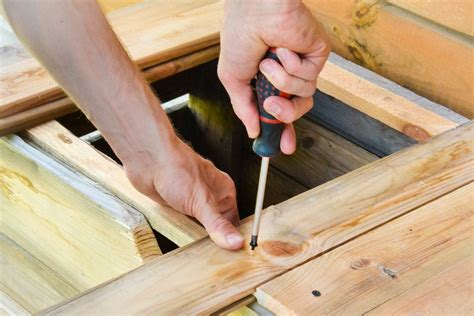 Person using Screwdriver to attach Wooden Bar to DIY Construction - Creative Commons Bilder