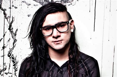 Skrillex fan proposes to girlfriend during gig before crowdsurfing | Metro News