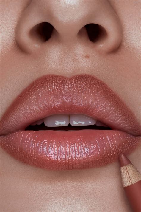 How To Apply Lip Liner And Lip Gloss