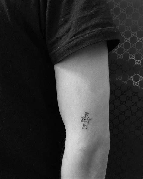 Tiny angel tattoo drawn by Halsey, on G-Eazy. | Tatuaje de ángel diablo, Tatuaje de ángel ...