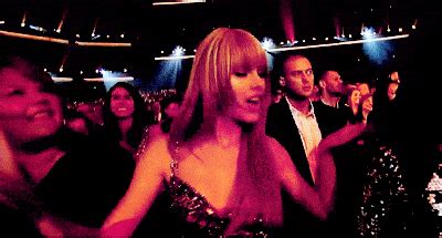 Best Gifs Of Taylor Swift Dancing- Taylor Swift Dancing At Award Shows