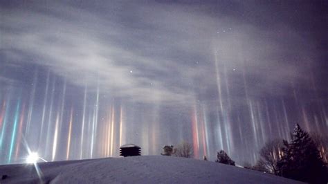 Photographer captures amazing 'light pillars' phenomenon in North Bay ...