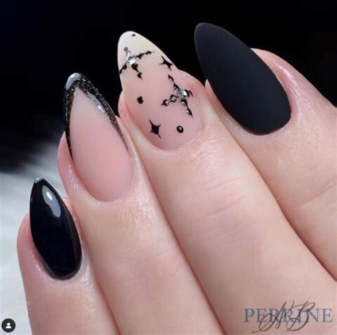 40+ Trendy Black Christmas Nails Design Ideas