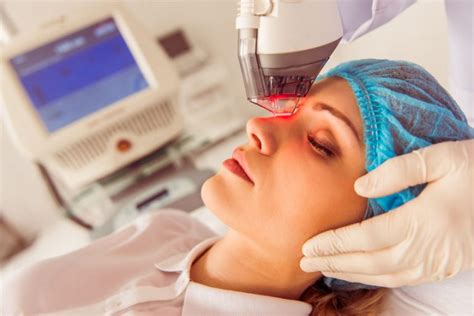 How can Intense Pulsed Light (IPL) therapy help with dry eye treatment?