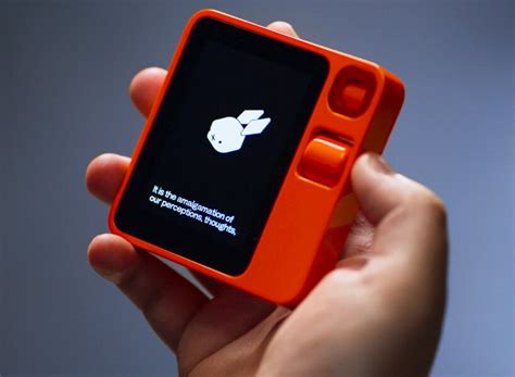 Rabbit lanza r1, un walkie-talkie con IA capaz de planificar una ruta, pedir comida, reservar un ...