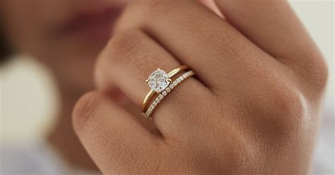 HOW TO CHOOSE THE ENGAGEMENT RING