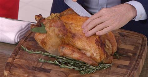 How to carve a Thanksgiving turkey: Bobby Flay demonstrates