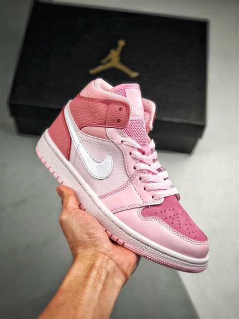 NIKE AIR JORDAN 1 MID DIGITAL PINK | Jordans rosa, Moda sneakers, Nike air jordan