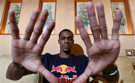 The 15 Largest Hand Sizes in NBA History - HowTheyPlay