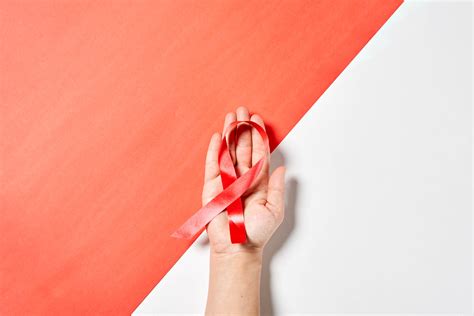Woman holds cancer awareness ribbon - Creative Commons Bilder