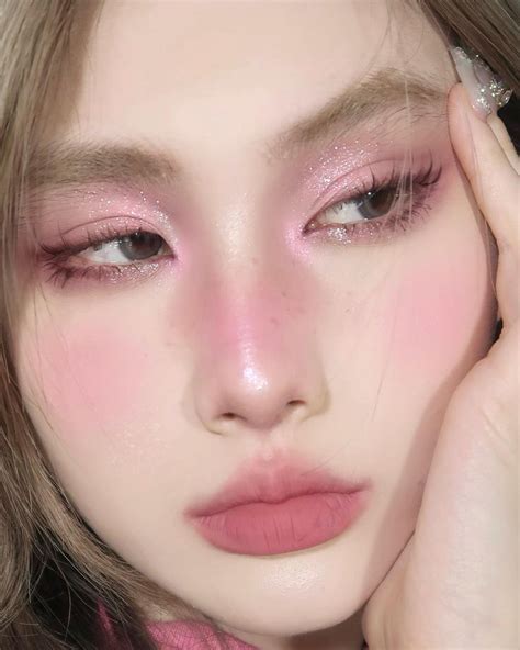 老甜豆儿 on Instagram: "#motd #intoyou #lipstick 🍓🐻" White Eye Makeup ...