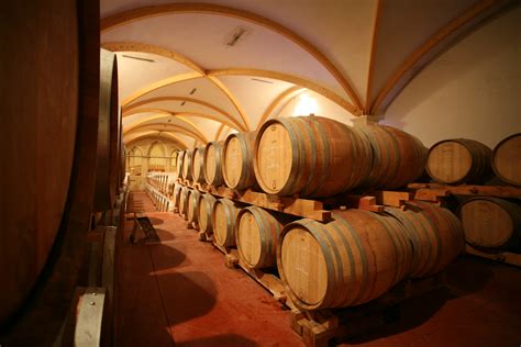 Fichier:Stockage tonneaux de vin by JM Rosier.JPG — Wikipédia