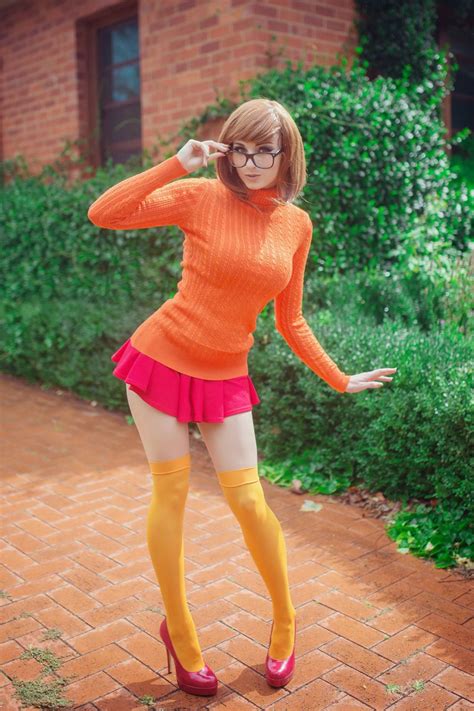 Character: Velma Dinkley / From: Hanna-Barbera's 'Scooby Doo' Cartoon / Cosplayer: Kayla Erin ...
