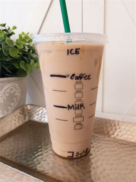 A recipe on how to make your favorite iced drink Comida Do Starbucks, Coffee Recipes Starbucks ...
