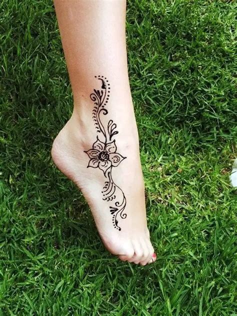 26 Elegant Henna Tattoo Designs For Women - Pulptastic