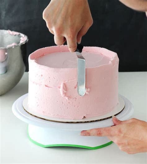 How To Spread Icing On A Cake Smoothly - Cake Walls