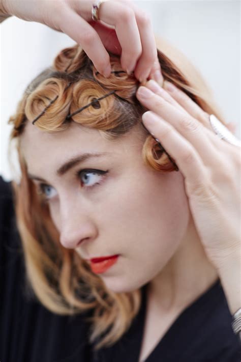 This Pin-Curls Hair Tutorial Delivers Bouncy Waves Without a Curling ...