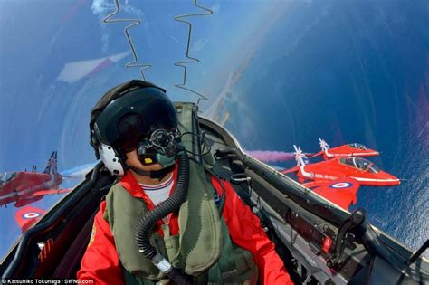 Red Arrow selfies show pilots performing manoeuvres at 600mph | Daily Mail Online