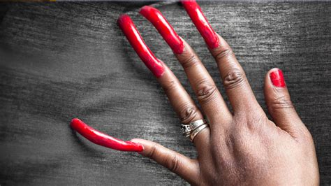 63-Year-Old Black Woman Sets Record For World's Longest Fingernails ...