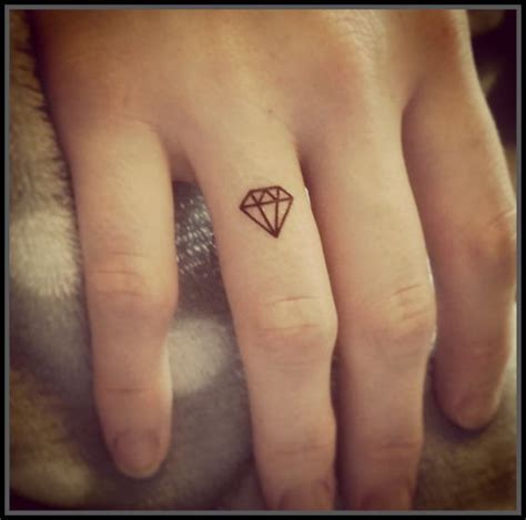 Resultado de imagen de tatuaje diamante pequeño Mini Tattoos, Fake Tattoos, Trendy Tattoos ...