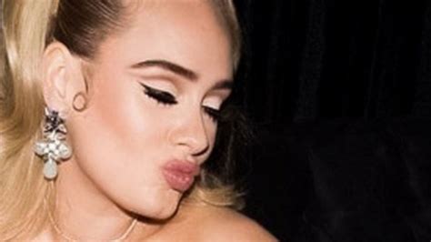 Adele posa en bikini y deja ver su abdomen plano: FOTO | El Heraldo de ...