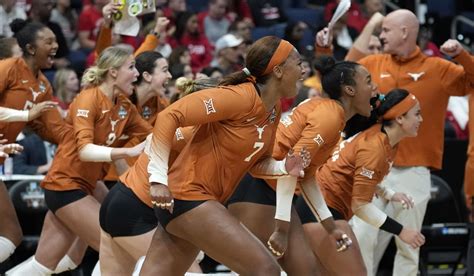 Madison Skinner's record 6 aces lead defending champion Texas past ...